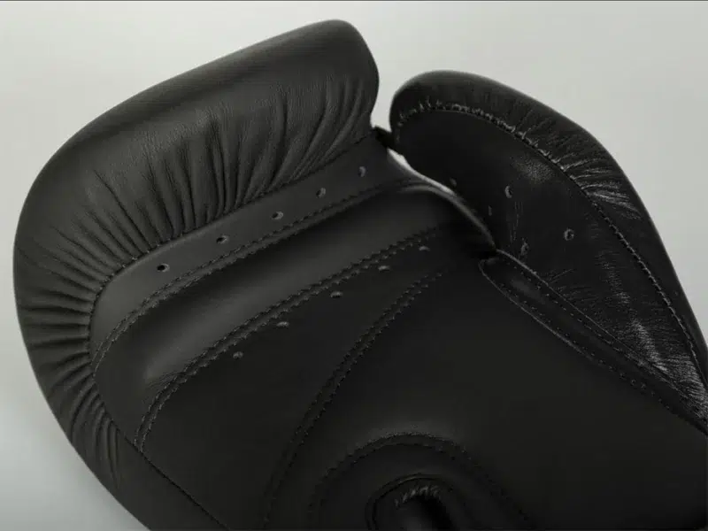 Handfläche von Paffen Sport Boxhandschuhe Stealth aus Leder in Schwarz