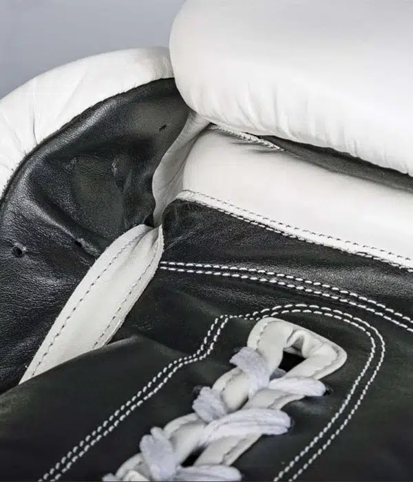 Handfläche von Paffen Sport Pro Lace Boxhandschuhe mit Schnürsenkeln