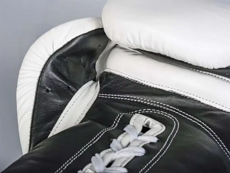 Handfläche von Paffen Sport Pro Lace Boxhandschuhe mit Schnürsenkeln