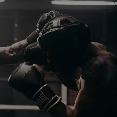 Kampfsport Schutzausrüstung bei einem Sparringskampf im Boxen. Kopfschutz schützt vor Kopftreffer.