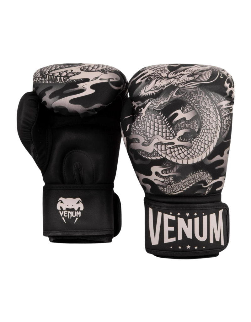 Innenhand und Außenhand von Venum Dragon Flight Boxhandschuhe in der Farbe Schwarz mit Drachenprint in Sandfarben