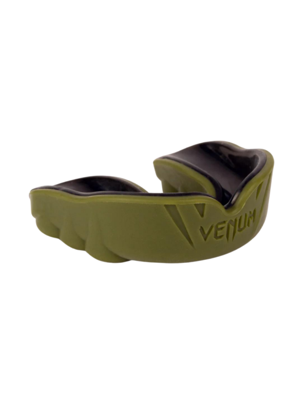 Seitenansicht: Venum Mundschutz Challenger in der Farbe Olivegrün