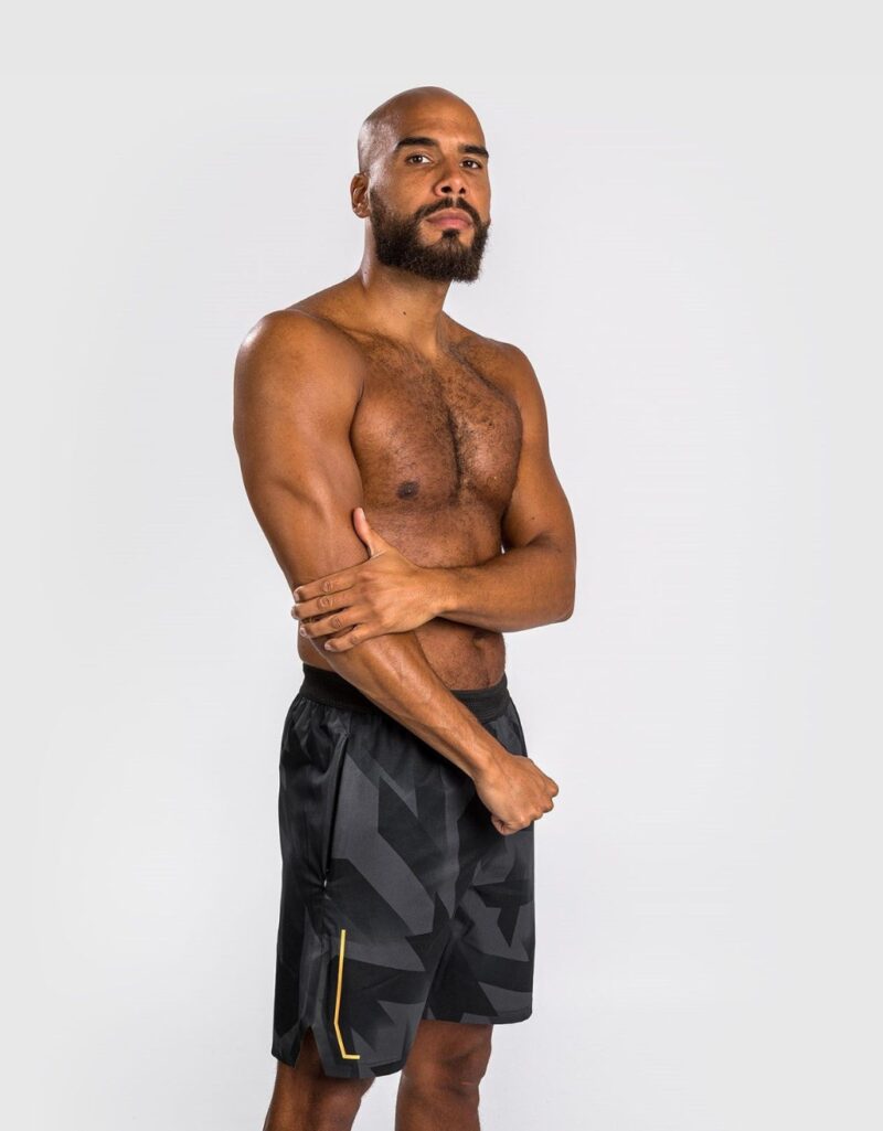 Modelfoto von Venum Short Razor für das Kampfsport Traning