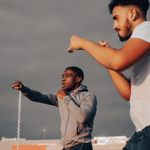 Outdoor Boxtraining in Dormagen, Zwei Männer, die Schattenboxen